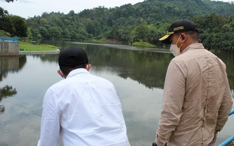 Wakil Gubernur Sumbar Audy Joinaldy saat meninjau embung yang ada di Nagari Ampiang Parak Kecamatan Sutera Kabupaten Pesisir Selatan, Sumbar, Minggu (8/8/2021). /Istimewa