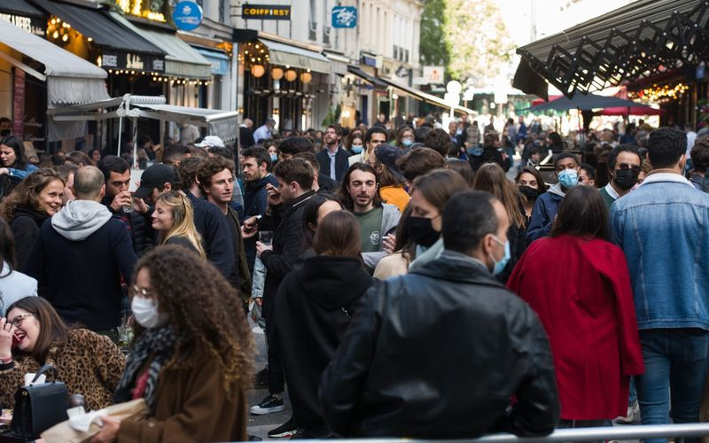 Pelanggan berduyun-duyun ke teras kafe yang dibuka kembali di Paris pada 19 Mei 2021. /Bloomberg-Nathan Laine