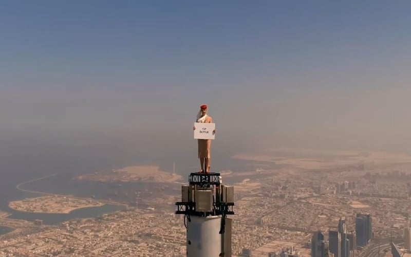  Viral, \'Pramugari\' Emirates Berdiri di Puncak Burj Khalifa