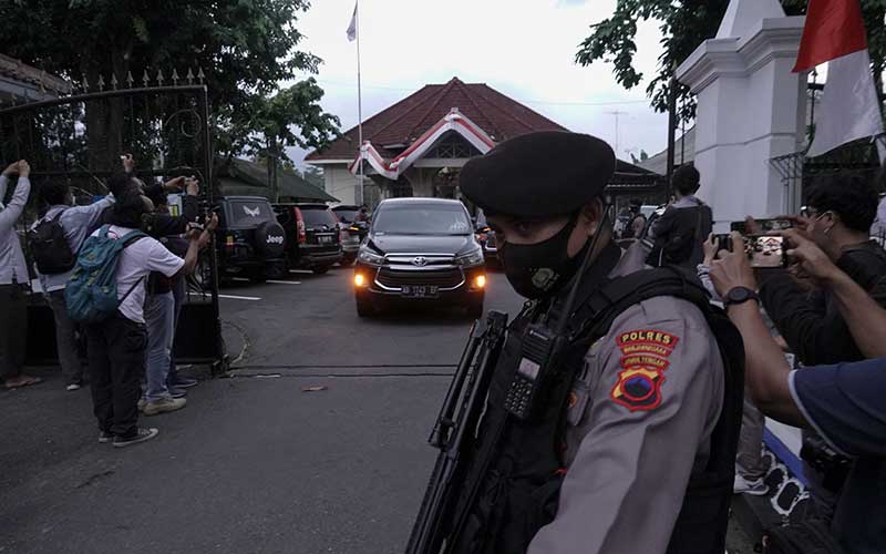  Tim Penyidik KPK Melakukan Penggeledahan di Banjarnegara