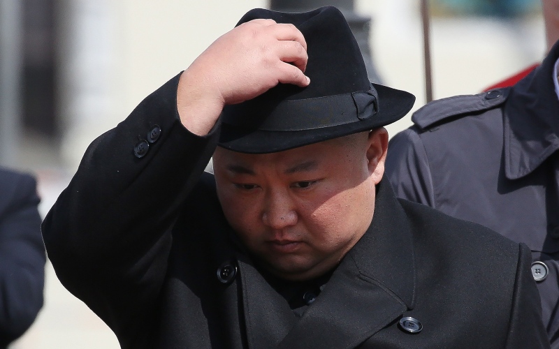 Pemimpin tertinggi Korea Utara Kim Jong-un bersiap sebelum kembali ke negaranya di stasiun kereta di Vladivostok, Rusia, Jumat (26/4/2019)./Bloomberg-Andrey Rudakov