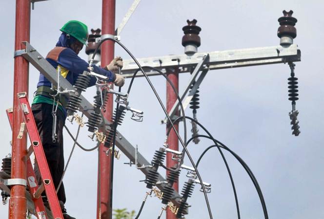 Teknisi memasang jaringan kelistrikan baru di Makassar, Sulawesi Selatan, Kamis (21/2/2019)./Bisnis-Paulus Tandi Bone