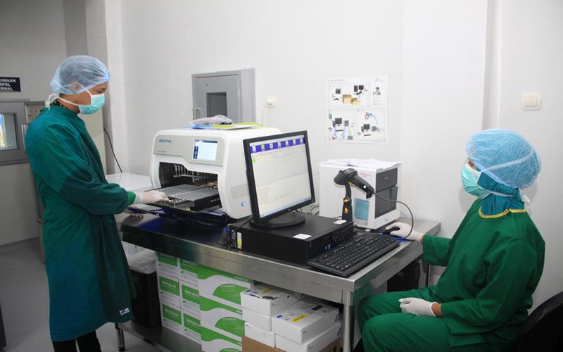 nDokter patologi klinik menunjukkan cara kerja alat Polymerase Chain Reaction (PCR) di Ruang Ektraksi DNA dan RNA Laboratorium Mikrobiologi RSUD Sidoarjo, Jawa Timur, Sabtu (20/6/2020). Pengoperasian alat PCR yang dapat memeriksa 1.000 sampel tersebut, diharapkan bisa mempercepat waktu untuk mengetahui hasil pemeriksaan pasien yang diduga terinfeksi virus corona atau Covid-19 di Sidoarjo. ANTARA FOTO/Umarul Faruqn