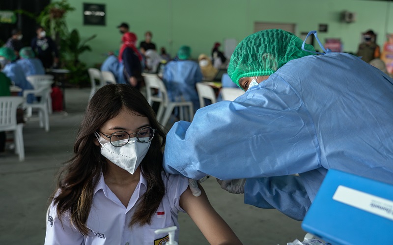  Satgas Covid-19 Jatim Ingatkan Masyarakat Jangan Berkerumun Saat Antre Vaksinasi