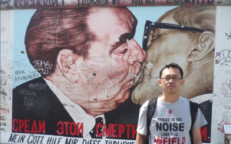  Heboh Mural ‘Jokowi 404 Not Found’ vs ‘Bruderkuss\'