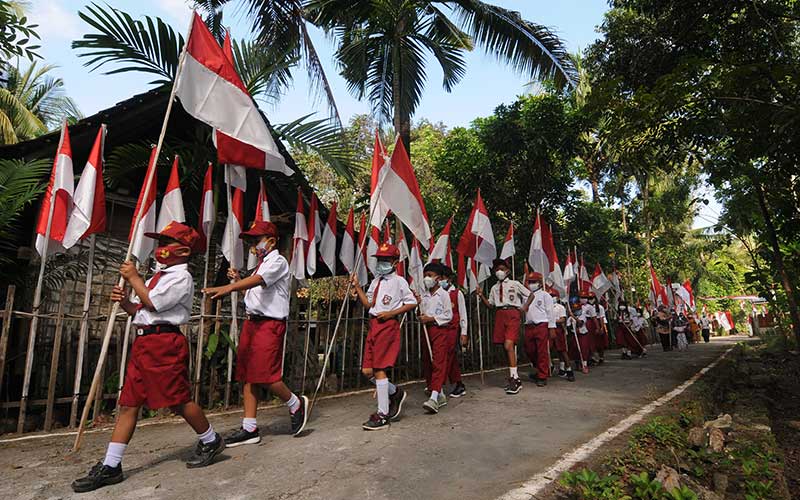  Siswa Sekolah di Klaten Ikuti Kirab 76 Bendera Merah Putih