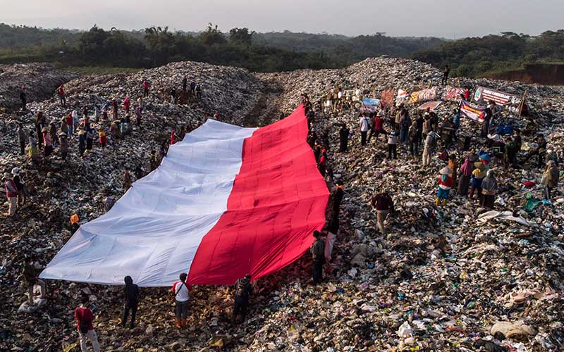  Aktivis Lingkungan di Tasikmalaya Bentangkan Bendera Merah Putih di TPAS