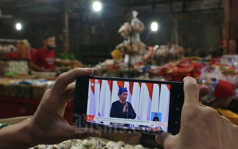  Pedagang Pasar Menyaksikan Presiden Joko Widodo Pidato Dalam Sidang Tahunan MPR Tahun 2021