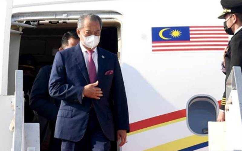 Perdana Menteri Malaysia, Muhyiddin Yassin (kiri) saat tiba di Bandara Internasional Soekarno-Hatta, Tangerang, Provinsi Banten, Sabtu, (24/4/2021)./Antara/Biro Pers Sekretariat Presiden-Rusman