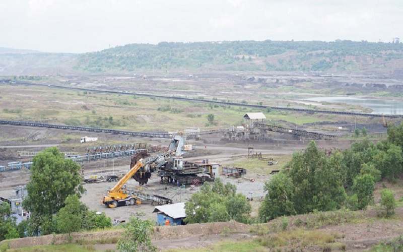 Proses mobilisasi batu bara dari ketinggian 15 meter - 20 meter di Anjungan Tambang Air Laya yang disediakan PT Bukit Asam Tbk. (PTBA) / Tim Jelajah Komoditas Bisnis Indonesia