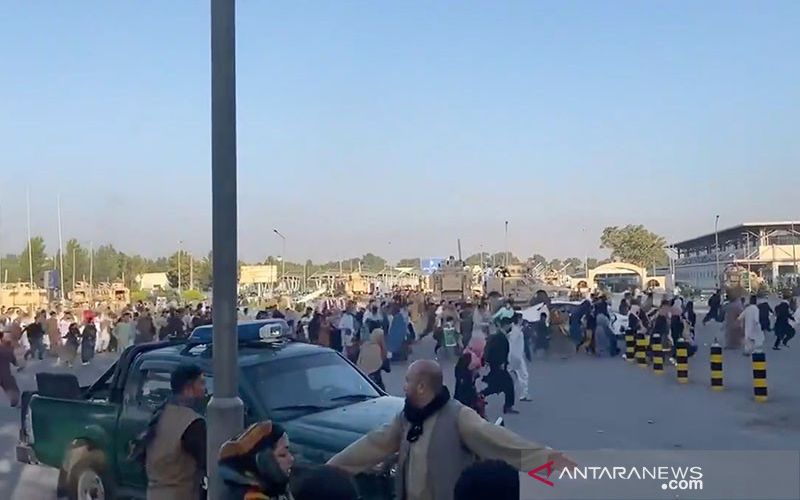  Situasi Bandara Kabul Kacau Balau, Ribuan Warga Berebut Naik Pesawat