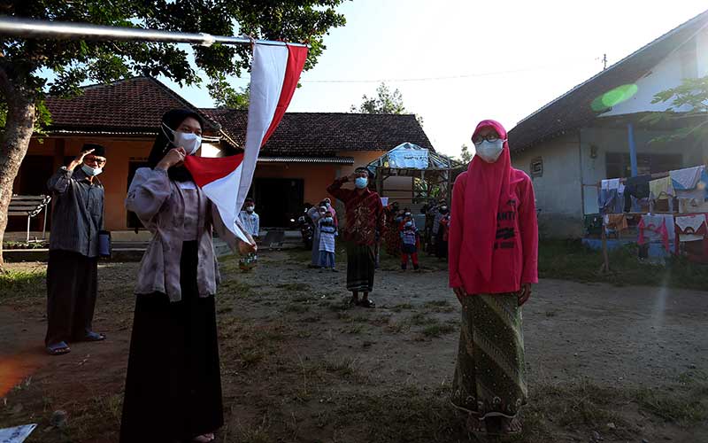  Warga di Blitar Gelar Upacara Peringatan HUT Kemerdekaan ke-76 Republik Indonesia di Halaman Rumah