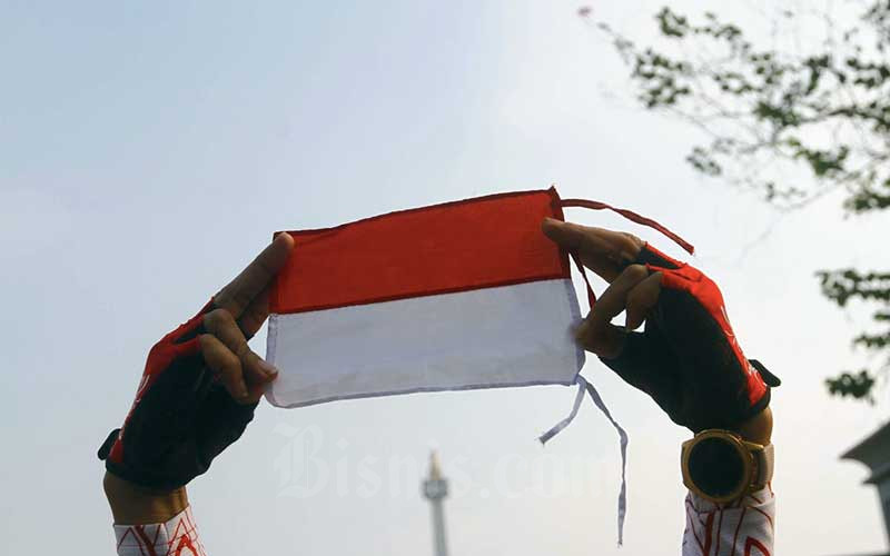  Manfaatkan Hari Libur Kemerdekaan, Warga di Jakarta Berolahraga Menggunakan Atribut Merah Putih