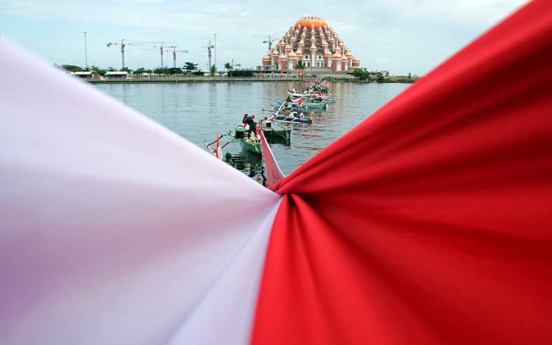  Sambut HUT RI, TNI dan Polri Bersama Nelayan Betangkan Bendera Merah Putih Sepanjang 1.000 Meter