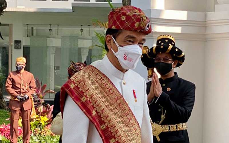  Presiden Joko Widodo Kenakan Pakian Adat Lampung Saat Mempimpin Upacara Peringatan Detik-Detik Proklamasi Kemerdekaan 1945