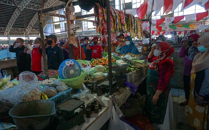  Ribuan Pedagang Pasar Tradisional di Batang Ikuti Upacara Bendera