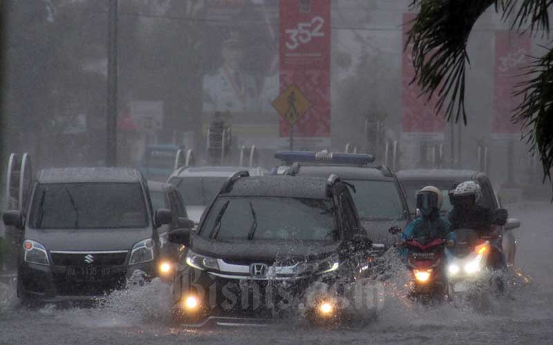  Intensitas Hujan Tinggi, Pusat Kota Padang Terendam Banjir