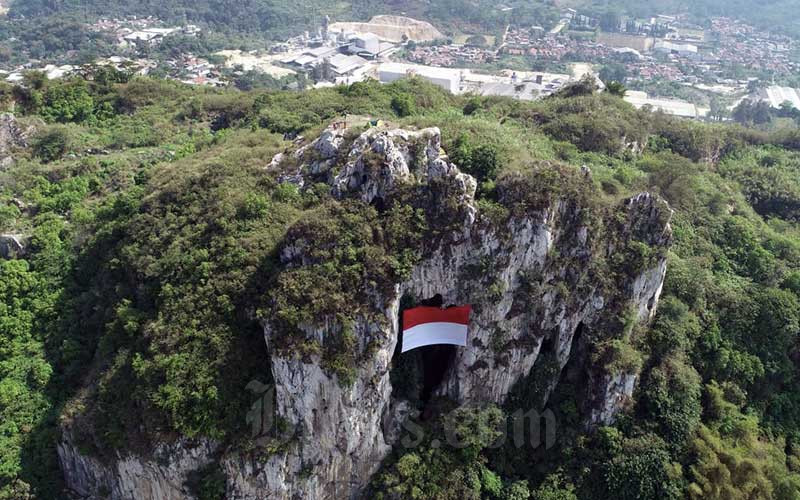  Pengibaran Bendera Raksasa di Tebing Hawu Padalarang