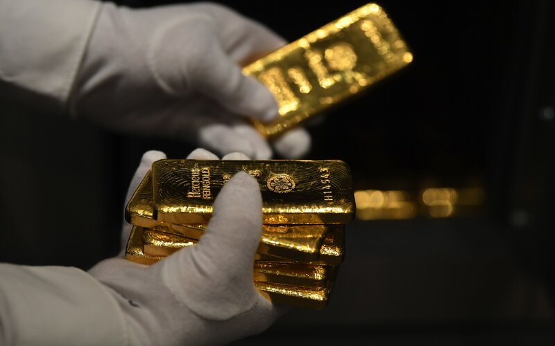  Keperkasaan Dolar AS Bikin Harga Emas Melemah 
