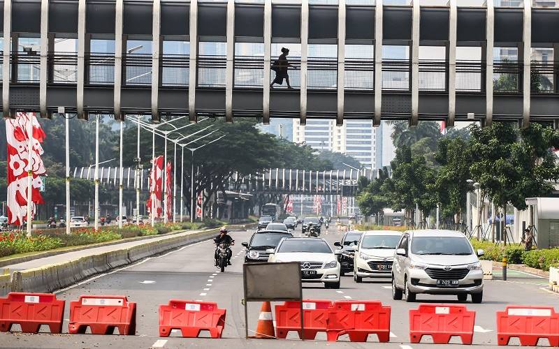 Pengendara melintas di jalur penyekatan Pemberlakuan Pembatasan Kegiatan Masyarakat (PPKM), Jakarta, Minggu (1/8/2021). ANTARA FOTO/Rivan Awal Lingga