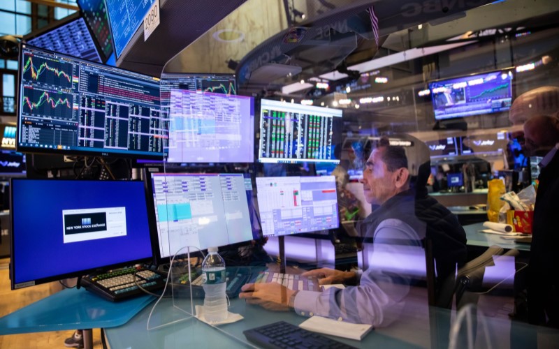  Investor Nantikan Rilis FOMC Minutes, Wall Street Berfluktuasi