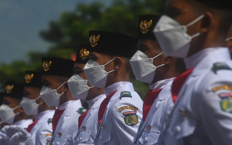 Anggota Paskibraka menggunakan masker saat mengikuti upacara pengukuhan jelang pelaksanaan peringatan HUT ke-76 RI di Halaman Kantor Walikota Palu di Palu, Sulawesi Tengah, Sabtu (14/8/2021). Pelaksanaan upacara peringatan HUT ke-76 RI yang dilaksanakan di tengah pandemi COVID-19 akan dilakukan dengan menerapkan protokol kesehatan secara ketat. ANTARA FOTO/Mohamad Hamzah