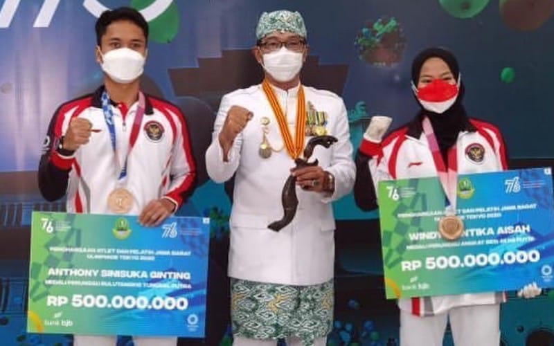  Ridwan Kamil Serahkan Kadeudeuh kepada Atlet Jabar Peraih Medali Olimpiade Tokyo