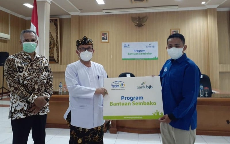  BJB Sebar Ribuan Paket Sembako untuk Warga Kabupaten Cirebon