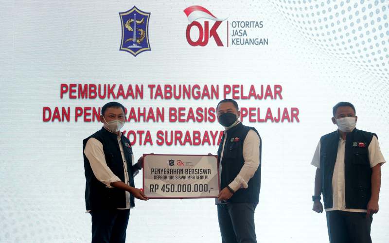  OJK Siapkan Beasiswa Rp605 Juta di Surabaya 