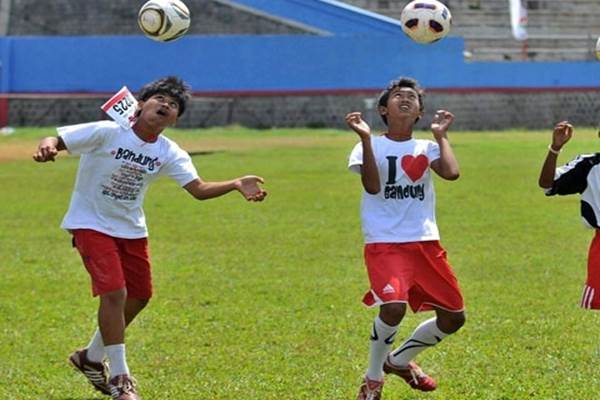 Kompetisi sepak bola di Indonesia dianggap belum bersih dari praktik uang. Contohnya, pada level kompetisi usia dini, praktik uang diduga terjadi pada proses screening pemain../Antara