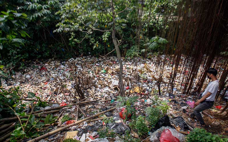  Sungai Kali Baru di Cibinong Dipenuhi Sampah