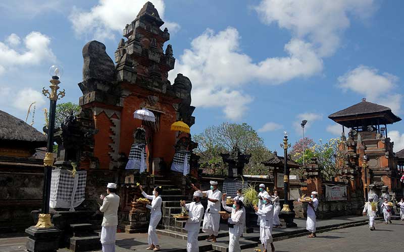  Umat Hindu Melakukan Upacara Wisuda Bumi di Bali