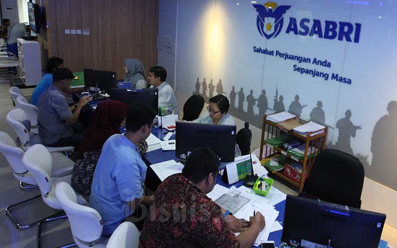 Karyawan melayani nasabah di salah satu kantor cabang milik PT Asuransi Sosial Angkatan Bersenjata Republik Indonesia (Asabri) di Jakarta, Kamis (10/10). Bisnis/Dedi Gunawan