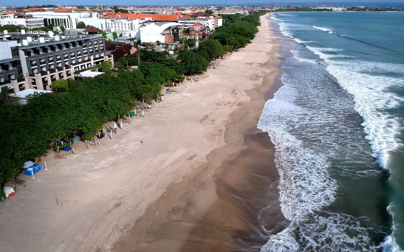 Suasana kawasan wisata Pantai Kuta yang ditutup sementara tampak lengang di Badung, Bali, Minggu (31/5/2020)./Antara-Fikri Yusufn