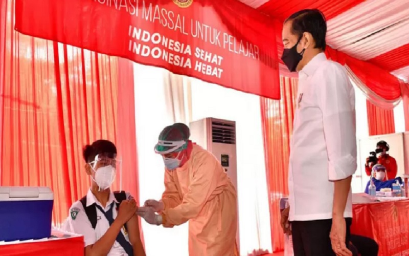 Presiden Joko Widodo meninjau vaksinasi massal untuk pelajar /Antara