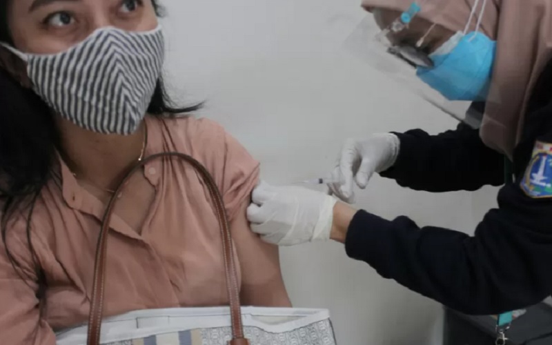 Tenaga kesehatan menyuntikkan vaksin Covid-19 dari Pfizer di Puskesmas Lebak Bulus, Jakarta, Senin (23/8/2021)./Antara