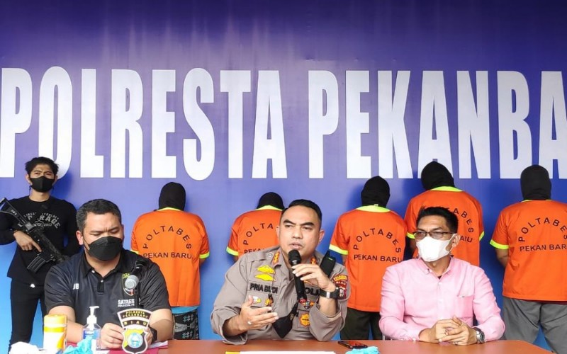  Polisi Tangkap 5 Penumpang Bandara Pekanbaru dengan Hasil Swab PCR Palsu