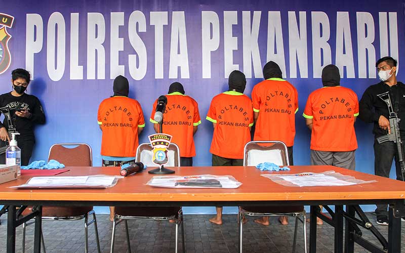  Polresta Pekanbaru Amankan Lima Calon Penumpang Pesawat Yang Menggunakan Surat PCR Palsu