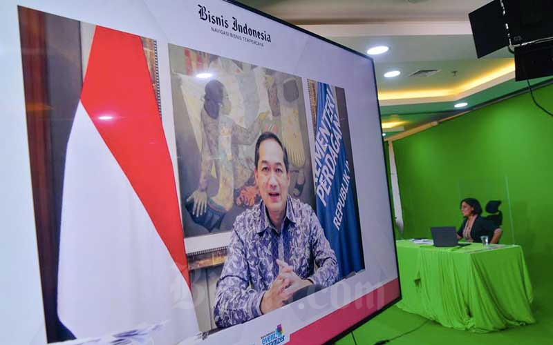 Menteri Perdagangan Muhammad Lutfi (dalam layar) memberikan pemaparan dalam webinar Mid Year Economic Outlook 2021: Prospek Ekonomi Indonesia Pasca Stimulus, Relaksasi dan Vaksinasi di Jakarta, Rabu (7/7/2021). Bisnis/Himawan L Nugraha