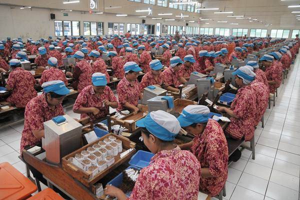 Ilustrasi - Buruh melakukan pelintingan sigaret kretek tangan (SKT) di sebuah pabrik rokok, di Kudus, Jawa Tengah. /Antara-Yusuf Nugroho