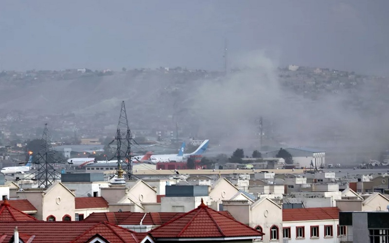  Serangan Bom di Bandara Kabul, AS Lanjutkan Evakuasi Warga 