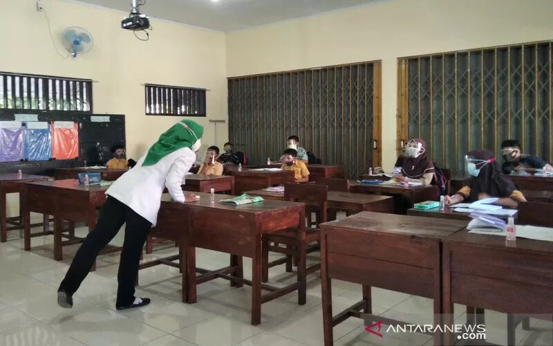 Siswa SD 1 Jepang, Kecamatan Mejobo, Kabupaten Kudus, Jawa Tengah, tengah mengikuti simulasi pembelajaran tatap muka, Jumat (27/8/2021)./Akhmad Nazaruddin Lathif