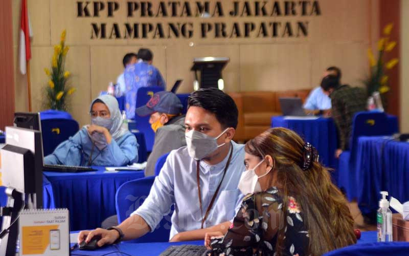 Wajib pajak melaporkan surat pemberitahuan tahunan (SPT) Pajak di Kantor Pajak Pratama (KPP) Mampang Prapatan, Jakarta, Rabu (31/3/2021). Bisnis/Fanny Kusumawardhani 