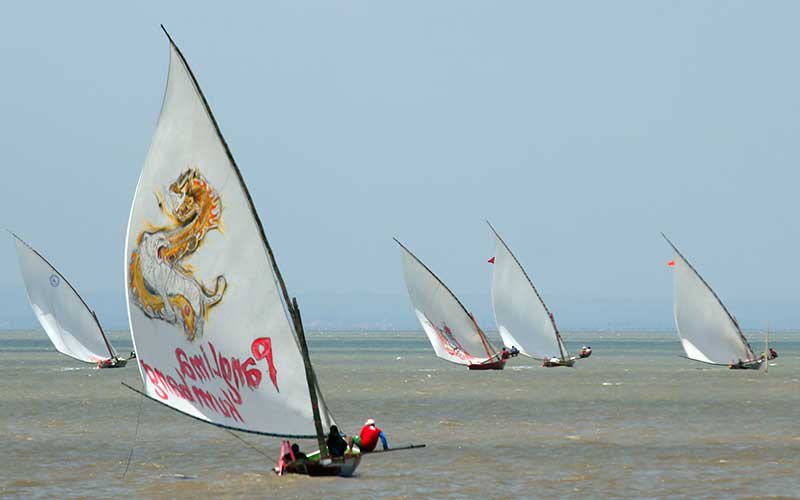  Puluhan Nelayan Ikuti Lomba Perahu Layar Tradisional di Surabaya