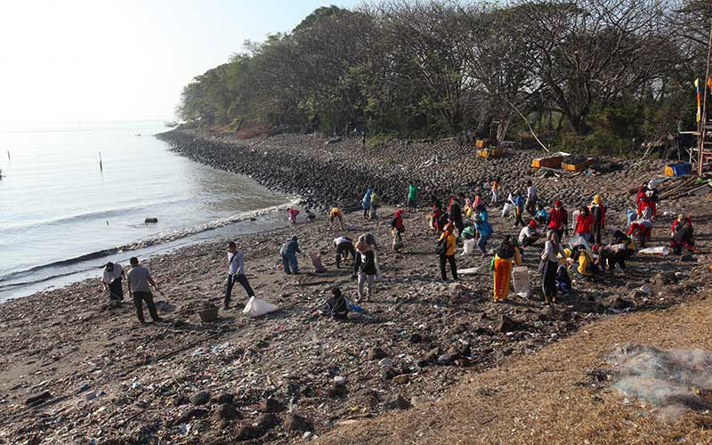  Warga Bersih-Bersih Sampah di Pantai kawasan Kedung Cowek Surabaya