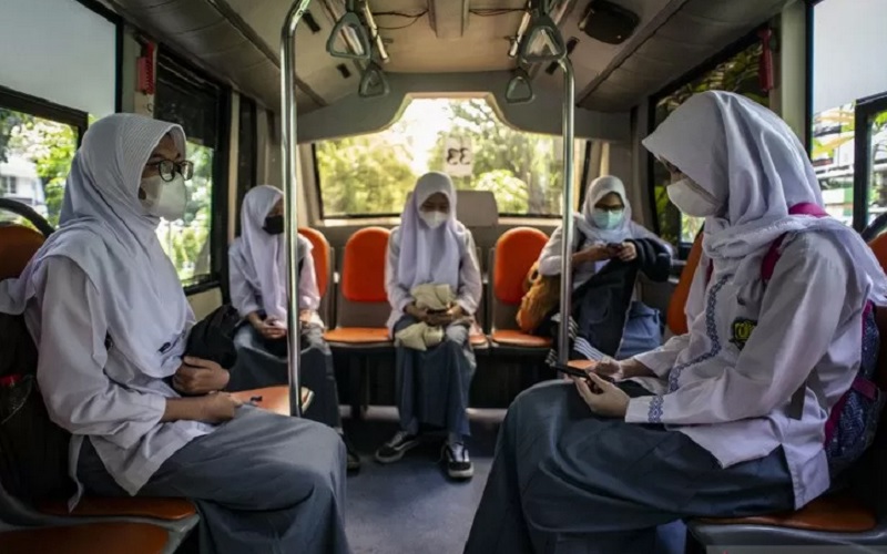 Pelajar SMKN 15 Jakarta menaiki Bus Sekolah Gratis seusai mengikuti uji coba pembelajaran tatap muka di SMKN 15 Jakarta, Kebayoran Baru, Jakarta Selatan, Jumat (9/4/2021)./Antararnrn