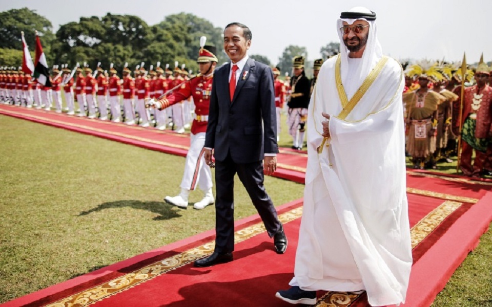 Foto: Presiden Joko Widodo berjalan bersama Putra Mahkota Uni Emirat Arab Syeikh Mohammad bin Zayed Al-Nahyan di Istana Bogor, Bogor, Jawa Barat, Rabu (24/7/2019). - Bloomberg