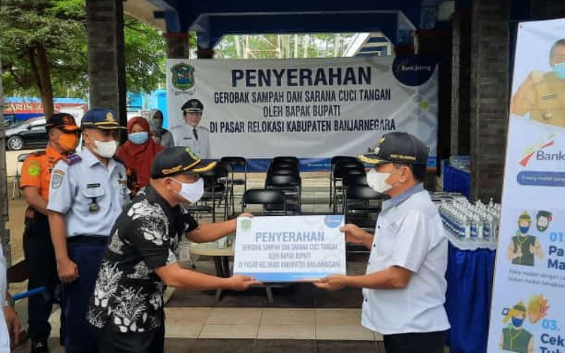  Bank Jateng Banjarnegara Serahkan Bantuan Gerobak Sampah dan Sarana Prokes