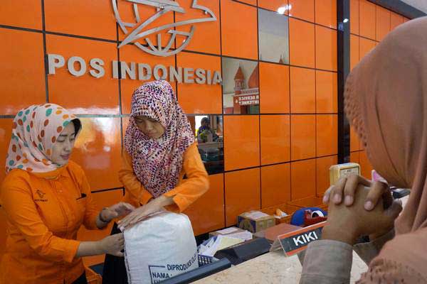 Petugas melayani jasa pengiriman paket barang di PT Pos Indonesia, Tulungagung, Jawa Timur, Selasa (13/6)./Antara-Destyan Sujarwoko