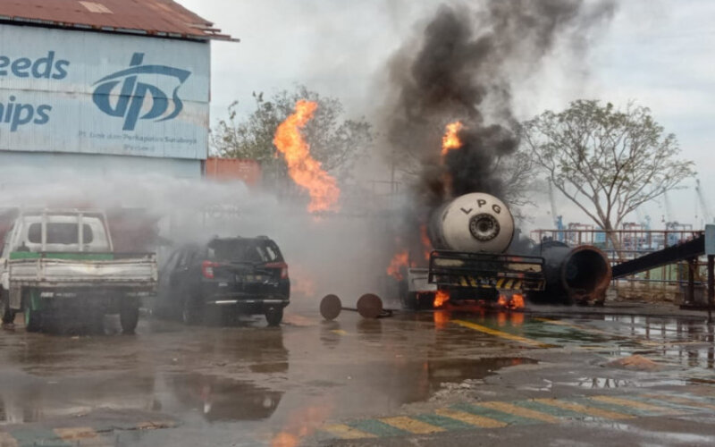  Kebakaran di Dok Perkapalan Surabaya, Sempat Muncul Ledakan